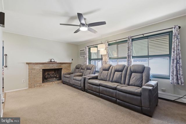 17 NEEDLEPINE LN, Levittown, PA 19054