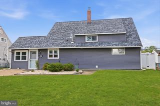 17 NEEDLEPINE LN, Levittown, PA 19054