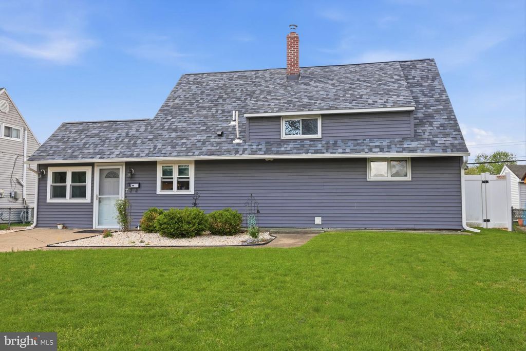 17 NEEDLEPINE LN, Levittown, PA 19054