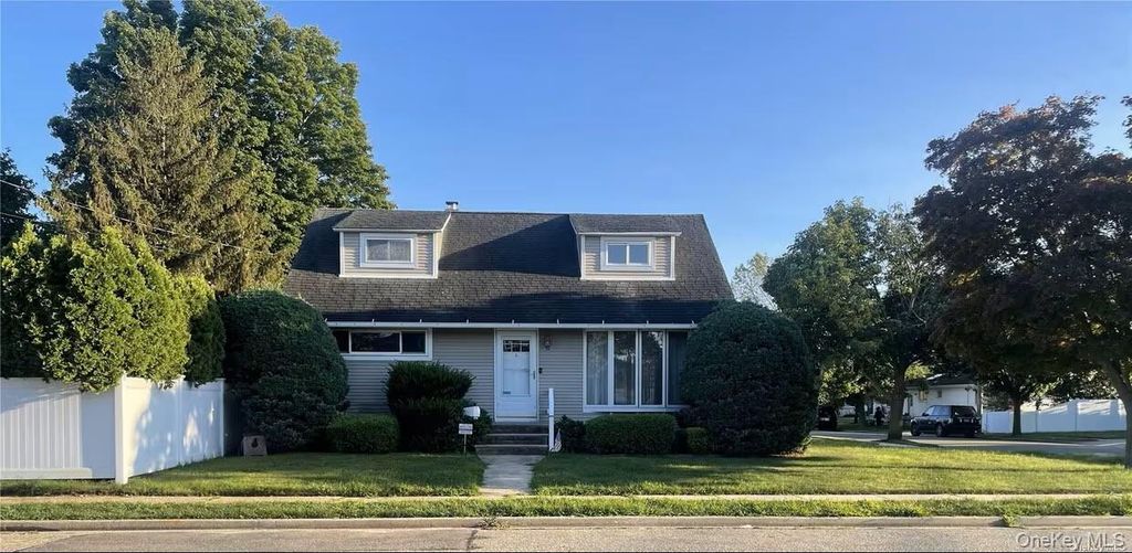 11 Ida Avenue, Hicksville, NY 11801