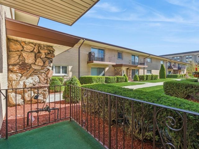 6136 S Kensington Avenue D, Countryside, IL 60525