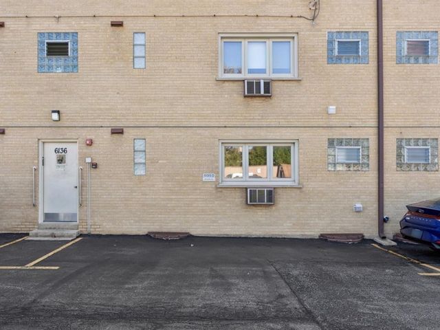 6136 S Kensington Avenue D, Countryside, IL 60525