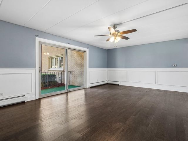 6136 S Kensington Avenue D, Countryside, IL 60525