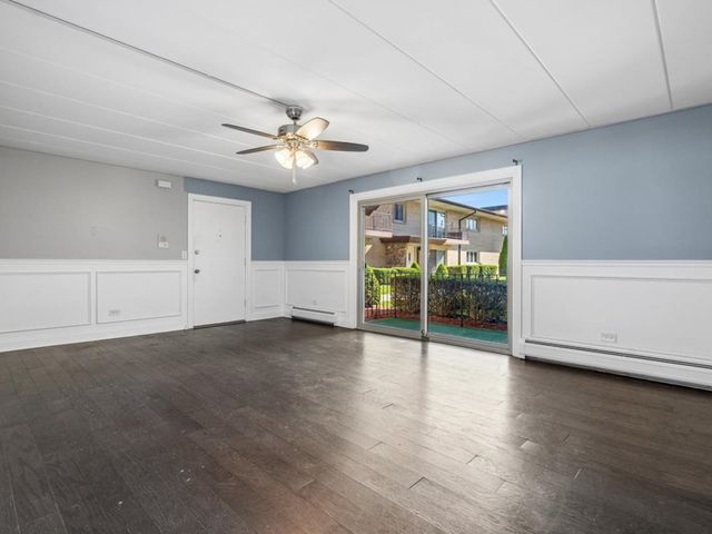 6136 S Kensington Avenue D, Countryside, IL 60525
