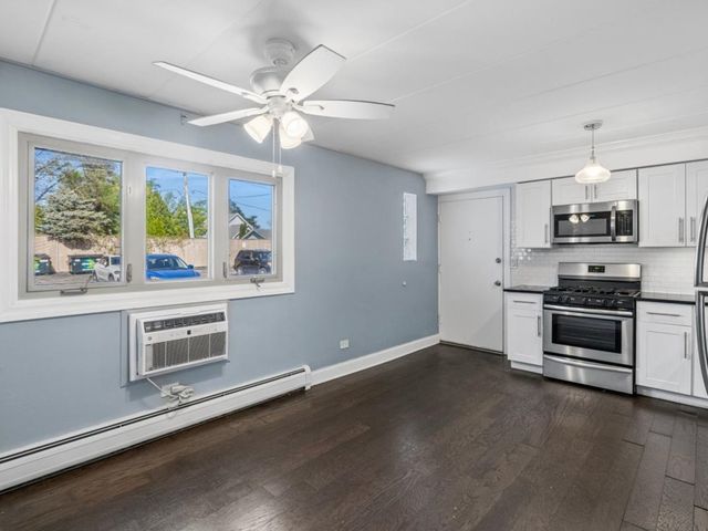 6136 S Kensington Avenue D, Countryside, IL 60525
