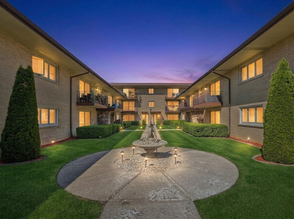 6136 S Kensington Avenue D, Countryside, IL 60525