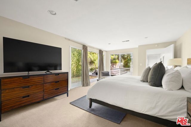 10549 Rocca Place, Los Angeles, CA 90077