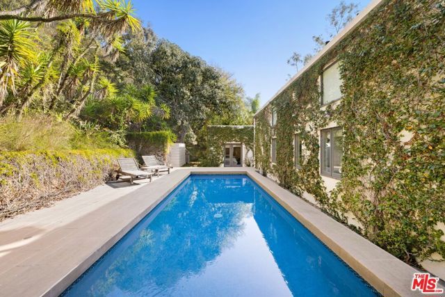 10549 Rocca Place, Los Angeles, CA 90077