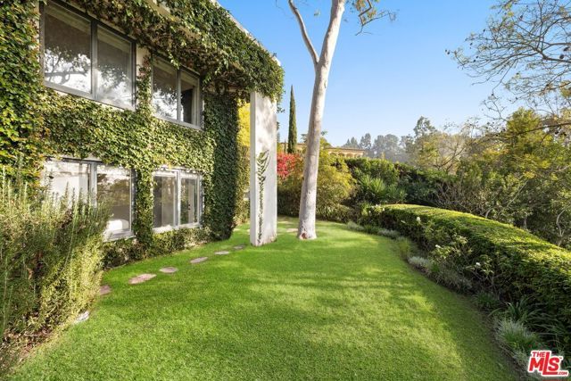 10549 Rocca Place, Los Angeles, CA 90077