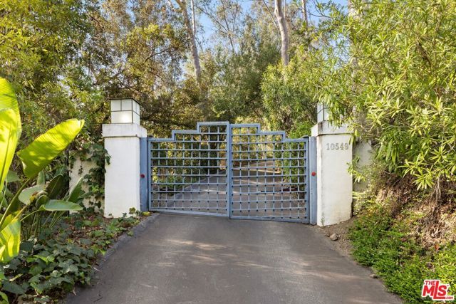 10549 Rocca Place, Los Angeles, CA 90077