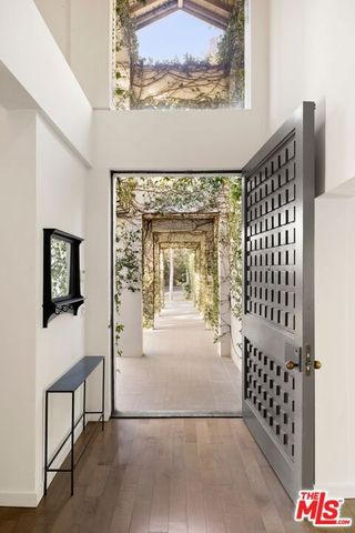 10549 Rocca Place, Los Angeles, CA 90077