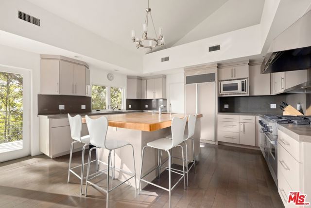 10549 Rocca Place, Los Angeles, CA 90077