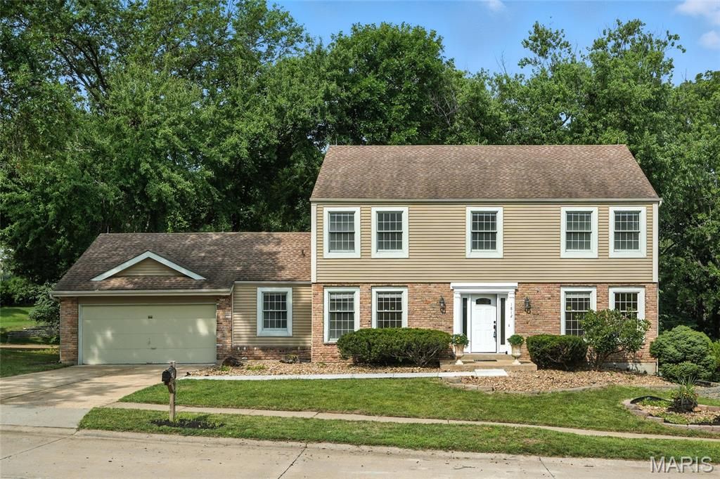 1812 Summer Lake Drive, Chesterfield, MO 63017