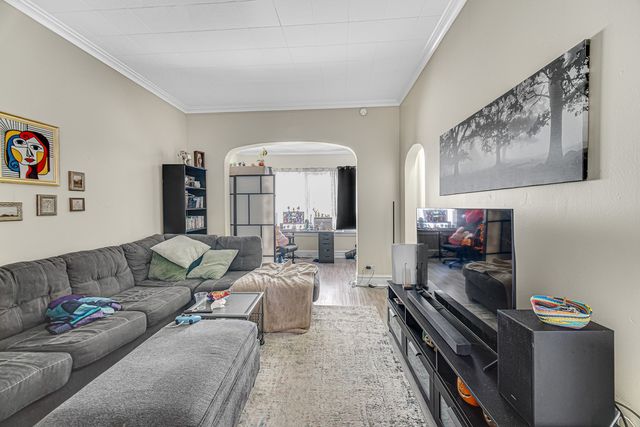 4824 W Byron Street, Chicago, IL 60641