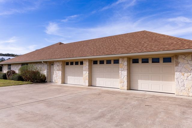 111 N Cloud Dr, Kerrville, TX 78028