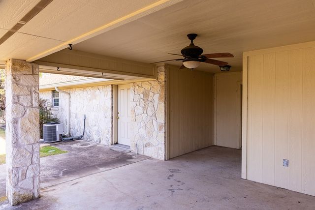 111 N Cloud Dr, Kerrville, TX 78028