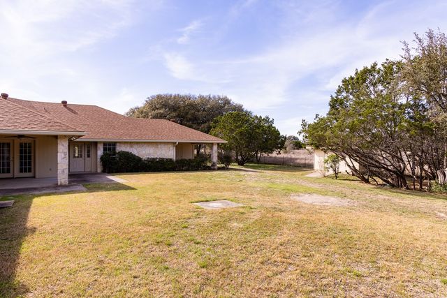 111 N Cloud Dr, Kerrville, TX 78028