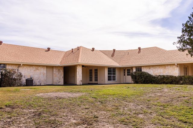 111 N Cloud Dr, Kerrville, TX 78028
