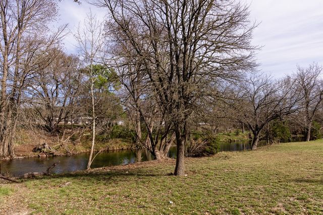 111 N Cloud Dr, Kerrville, TX 78028