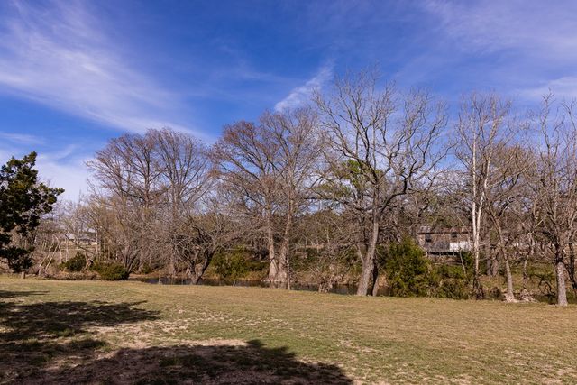111 N Cloud Dr, Kerrville, TX 78028