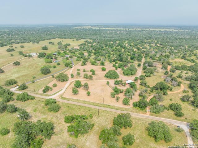 445 Private Road 7822, Natalia, TX 78059