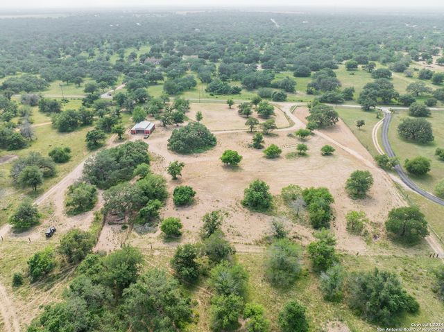 445 Private Road 7822, Natalia, TX 78059