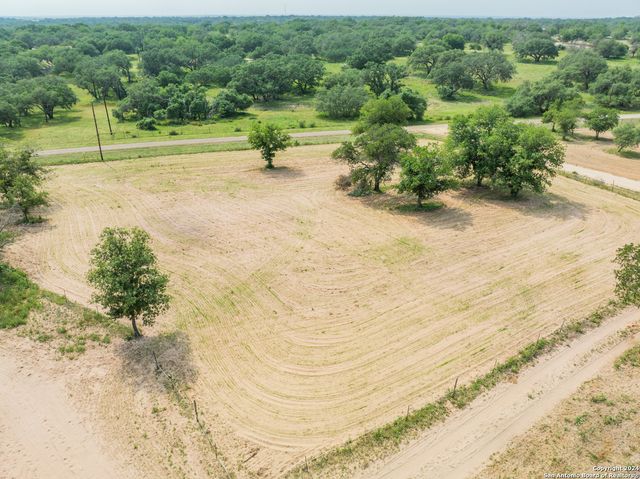 445 Private Road 7822, Natalia, TX 78059