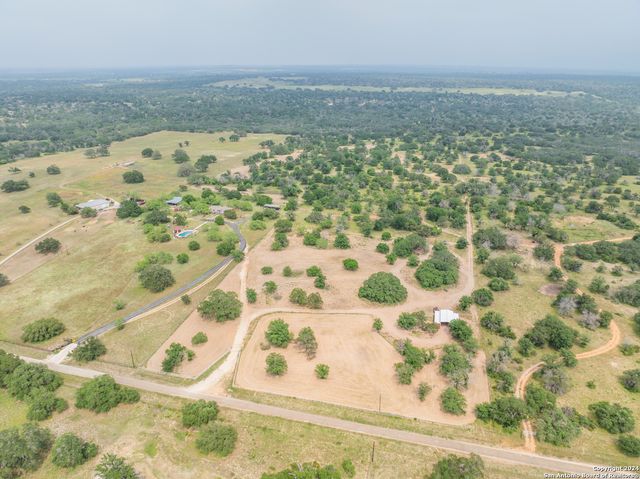 445 Private Road 7822, Natalia, TX 78059