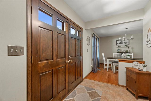 7027 Horizon DRIVE, Greendale, WI 53129