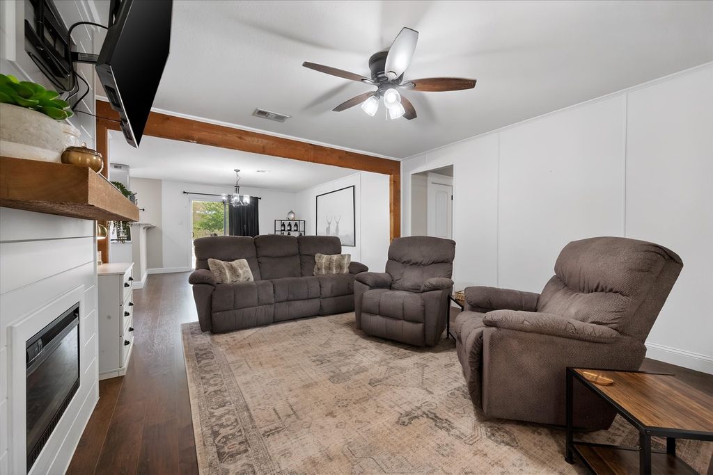 316 Wintercrest Road, Burleson, TX 76028 — photo 4