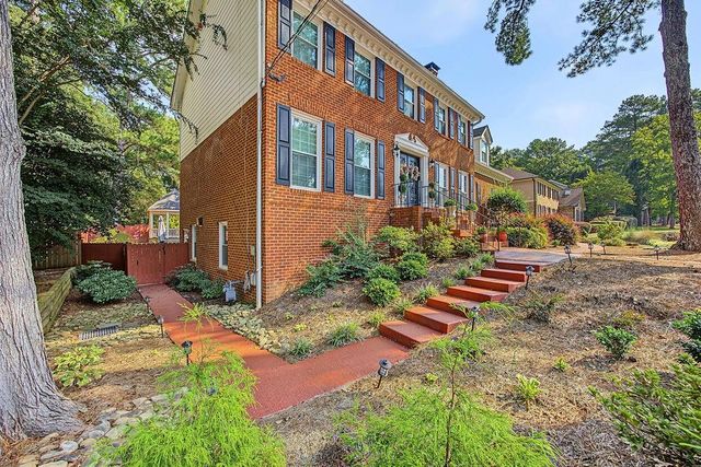2132 Dunwoody Glen, Dunwoody, GA 30338