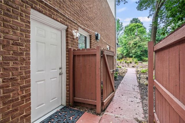 2132 Dunwoody Glen, Dunwoody, GA 30338
