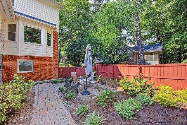 2132 Dunwoody Glen, Dunwoody, GA 30338