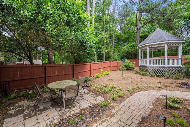 2132 Dunwoody Glen, Dunwoody, GA 30338