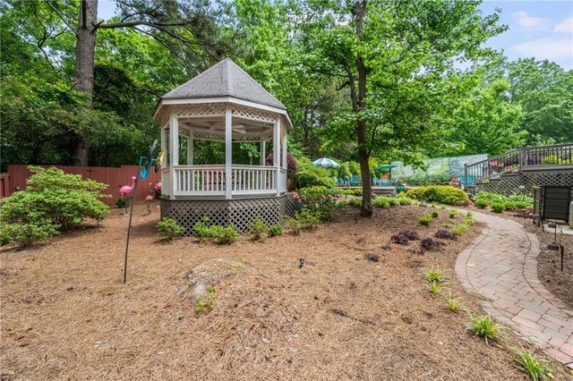 2132 Dunwoody Glen, Dunwoody, GA 30338