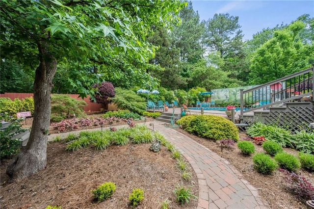 2132 Dunwoody Glen, Dunwoody, GA 30338