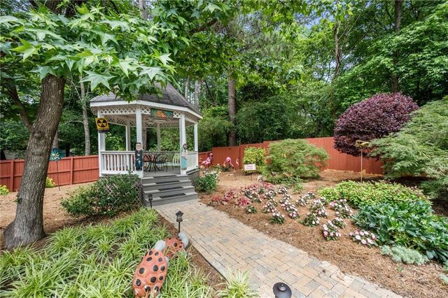 2132 Dunwoody Glen, Dunwoody, GA 30338
