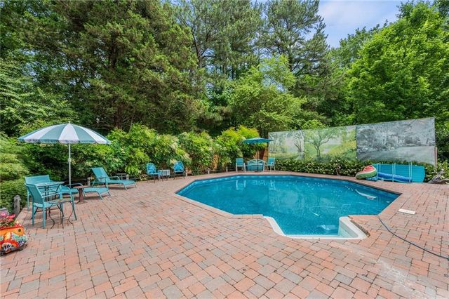 2132 Dunwoody Glen, Dunwoody, GA 30338