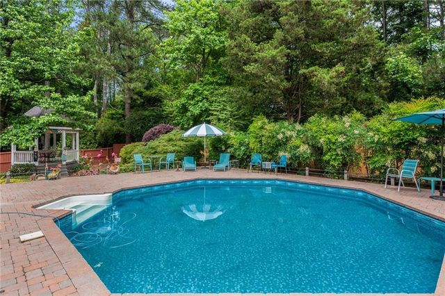 2132 Dunwoody Glen, Dunwoody, GA 30338