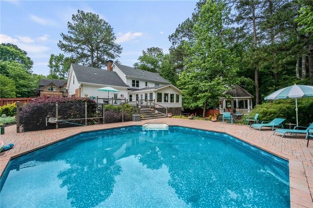 2132 Dunwoody Glen, Dunwoody, GA 30338