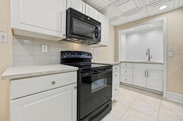 2132 Dunwoody Glen, Dunwoody, GA 30338