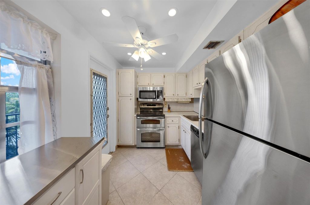 3000 N Palm Aire Dr 302, Pompano Beach, FL 33069