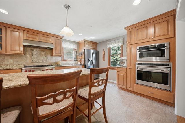16 Parsonage Hill Rd, Haverhill, MA 01832