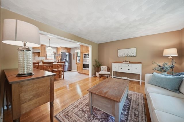 16 Parsonage Hill Rd, Haverhill, MA 01832