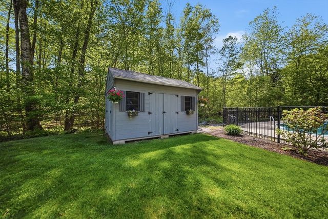 16 Parsonage Hill Rd, Haverhill, MA 01832