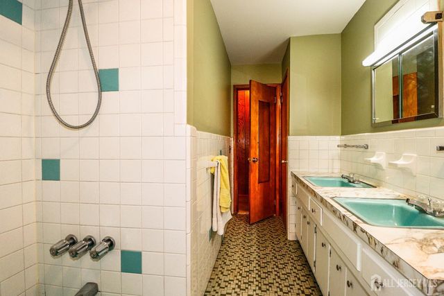 34 E Prescott E Avenue, Colonia, NJ 07067