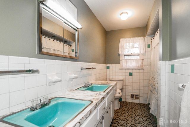 34 E Prescott E Avenue, Colonia, NJ 07067