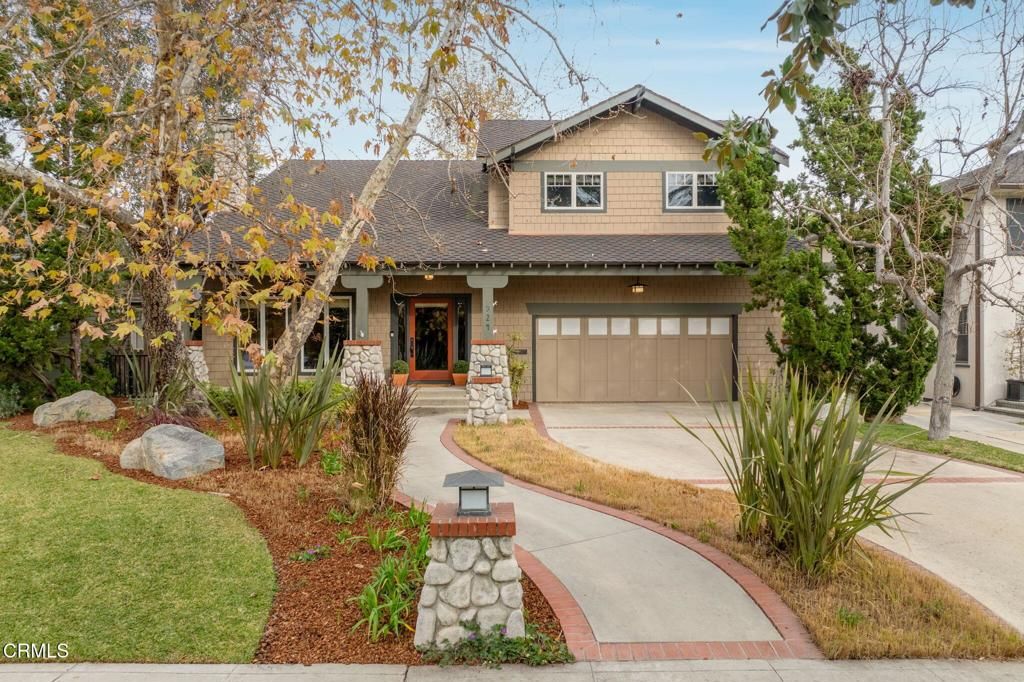 Image 1 of property listing at 924 S Oakland Avenue, Pasadena, CA 91106