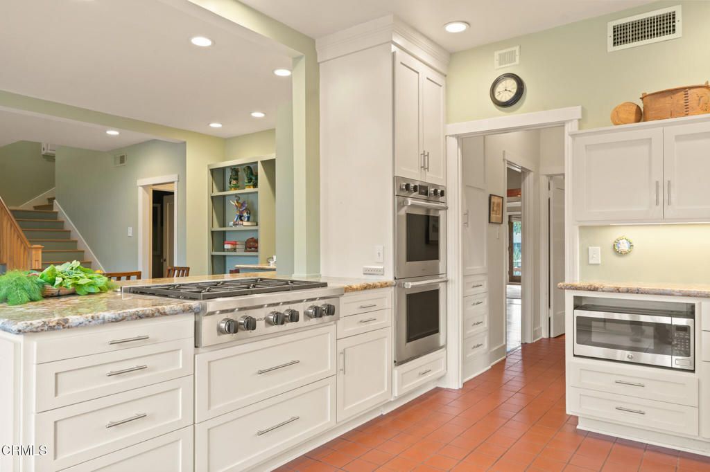 Image 14 of property listing at 924 S Oakland Avenue, Pasadena, CA 91106