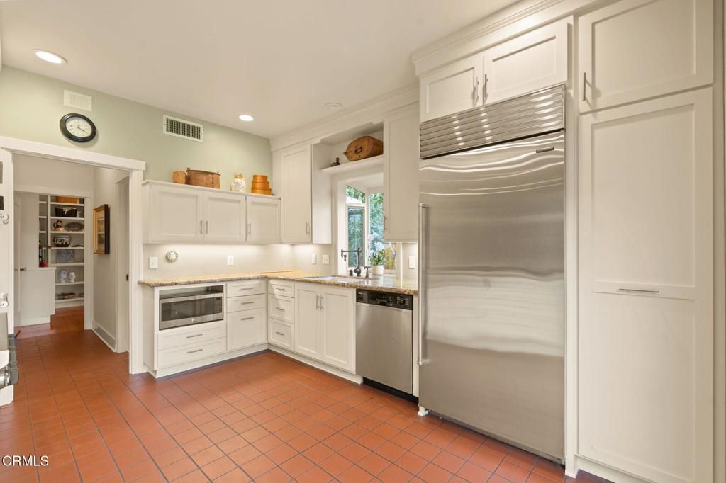 Image 16 of property listing at 924 S Oakland Avenue, Pasadena, CA 91106